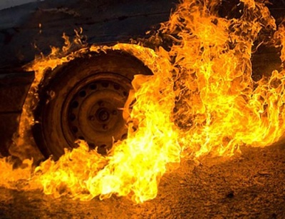 На Буковині в масштабній пожежі в гаражі згоріли два автомобілі