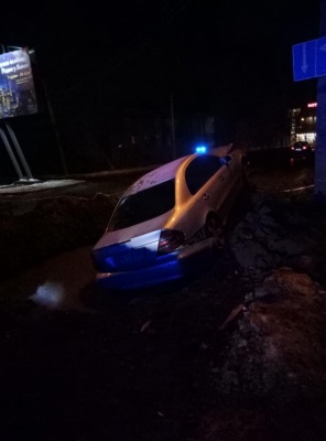 Намагався перескочити: у Чернівцях «Мерседес» злетів у яму, водій покинув місце ДТП - фото