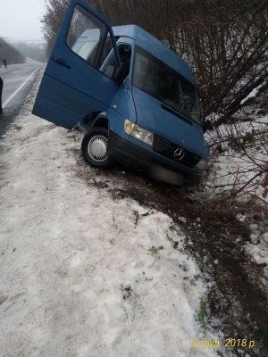 У Чернівецькій області перекинувся мікроавтобус - фото