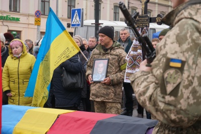 У центрі Чернівців попрощалися із Сергієм Проданюком, який загинув на фронті - фото