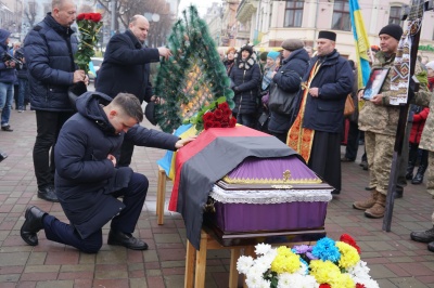 У центрі Чернівців попрощалися із Сергієм Проданюком, який загинув на фронті - фото