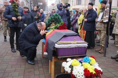 У центрі Чернівців попрощалися із Сергієм Проданюком, який загинув на фронті - фото