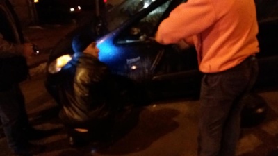 У Чернівцях автівка потрапила у глибоку яму: Продан став свідком і не допоміг постраждалим - фото