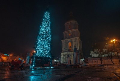 У Києві почали прикрашати головну ялинку країни - фото