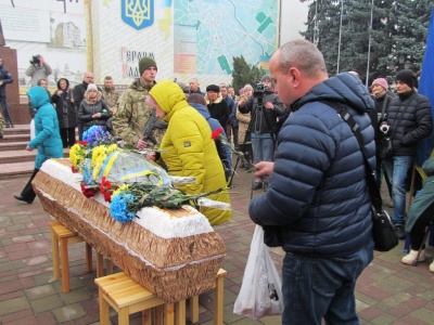 Чернівчани навколішки прощалися з бійцем Віталієм Василевським, який помер на фронті - фото