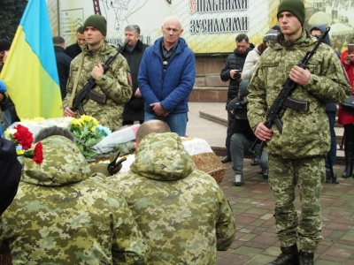 Чернівчани навколішки прощалися з бійцем Віталієм Василевським, який помер на фронті - фото