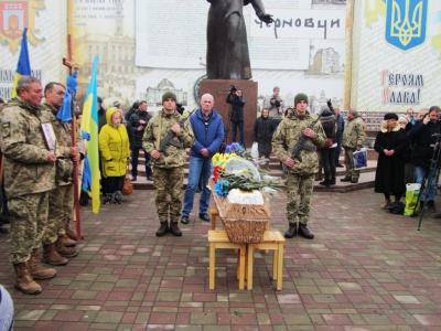 Чернівчани навколішки прощалися з бійцем Віталієм Василевським, який помер на фронті - фото