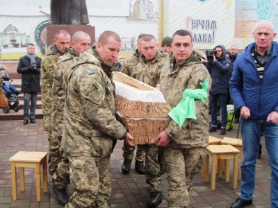 Чернівчани навколішки прощалися з бійцем Віталієм Василевським, який помер на фронті - фото