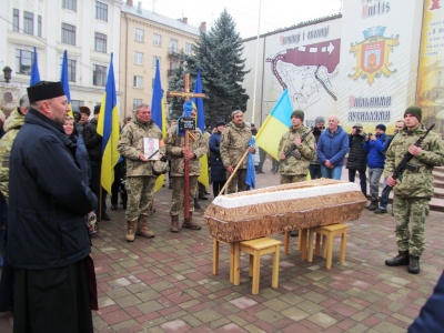 Чернівчани навколішки прощалися з бійцем Віталієм Василевським, який помер на фронті - фото