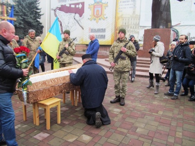 Чернівчани навколішки прощалися з бійцем Віталієм Василевським, який помер на фронті - фото