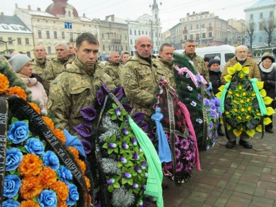 Чернівчани навколішки прощалися з бійцем Віталієм Василевським, який помер на фронті - фото