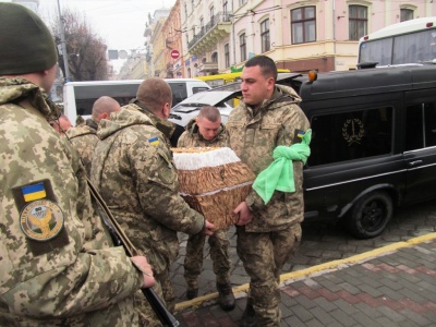 Чернівчани навколішки прощалися з бійцем Віталієм Василевським, який помер на фронті - фото