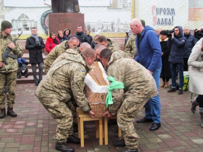 Чернівчани навколішки прощалися з бійцем Віталієм Василевським, який помер на фронті - фото