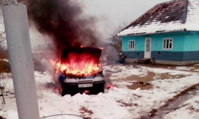 На Буковині раптова пожежа знищила легковий автомобіль - фото