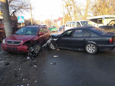 У Чернівцях зіткнулися дві автівки: на Кемпінгу рух ускладнений - фото