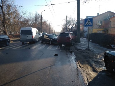 У Чернівцях зіткнулися дві автівки: на Кемпінгу рух ускладнений - фото