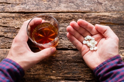 5 напоїв з якими не варто змішувати ліки