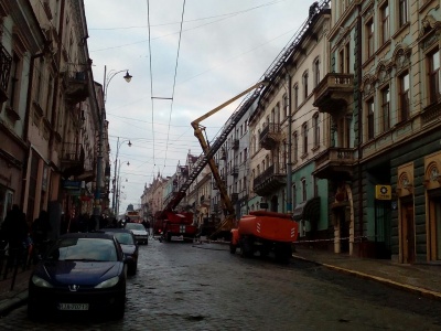 Центр Чернівців перекрито через масштабну пожежу на Франка