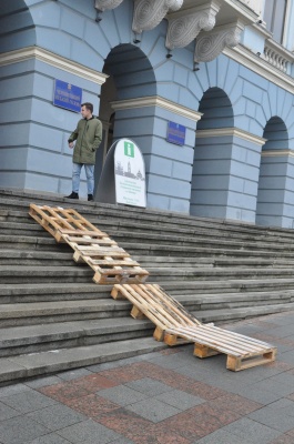 Чернівчани принесли до міськради дерев’яні палети й вимагали подбати про безпеку на вулицях