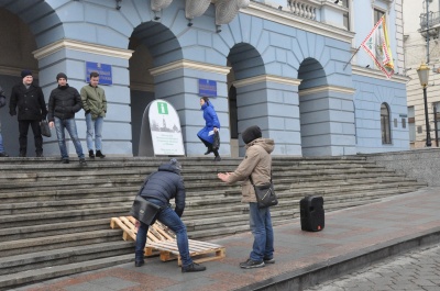 Чернівчани принесли до міськради дерев’яні палети й вимагали подбати про безпеку на вулицях