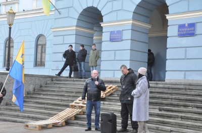 Чернівчани принесли до міськради дерев’яні палети й вимагали подбати про безпеку на вулицях