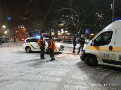 Вночі у центрі Чернівців поліція шукала вибухівку - фото