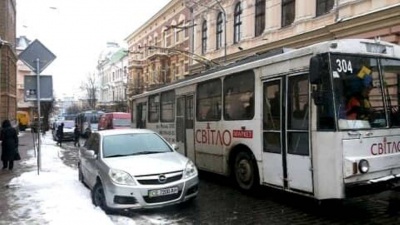 Позашляховик заблокував рух транспорту в центрі Чернівців - фото