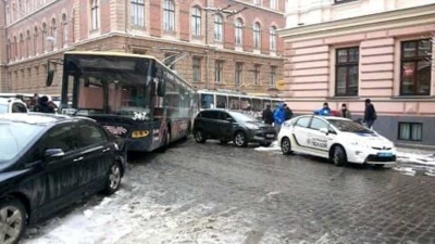 Позашляховик заблокував рух транспорту в центрі Чернівців - фото