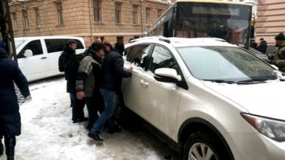 Позашляховик заблокував рух транспорту в центрі Чернівців - фото