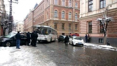 Позашляховик заблокував рух транспорту в центрі Чернівців - фото