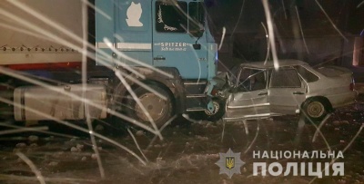 Вантажівка врізалась у легковик: в поліції розповіли деталі ДТП на Буковині