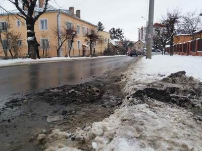 У Чернівцях працівники водоканалу розрили свіжий асфальт на вулиці Щербанюка - фото
