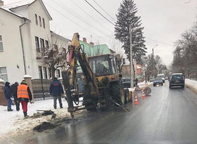 У Чернівцях працівники водоканалу розрили свіжий асфальт на вулиці Щербанюка - фото