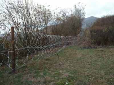 Боротьба з контрабандою: на Буковині вздовж кордону встановили колючий дріт