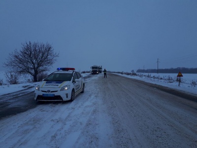 Снігова негода на Буковині: десятки фур зупинились і стоять в заторі на автотрасі - фото