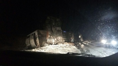 У Чернівецькій області вантажівка на ожеледиці з’їхала в кювет - фото