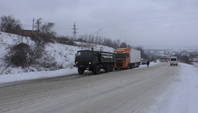 Снігова негода: за вихідні рятувальники на Буковині витягнули із заметів десятки автівок