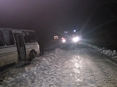 Снігова негода: за вихідні рятувальники на Буковині витягнули із заметів десятки автівок