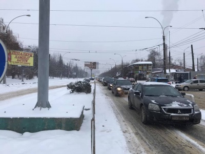 Транспортний колапс. Снігопад заблокував автошляхи Чернівців - фото