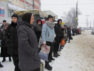 У Чернівцях снігопад заблокував рух міського транспорту: на зупинках – натовпи людей