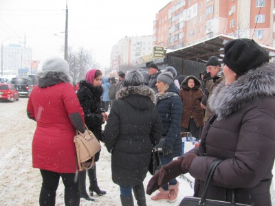 У Чернівцях снігопад заблокував рух міського транспорту: на зупинках – натовпи людей