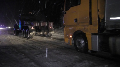 На Буковині рятувальники відбуксирували зі снігових заметів сім автівок та автобусів