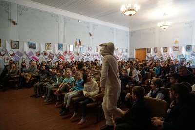 У Чернівцях студенти ЧНУ влаштували виставу для вихованців школи-інтернату