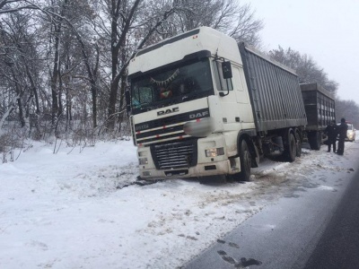 Негода на Буковині: ще одна вантажівка з’їхала з траси - фото