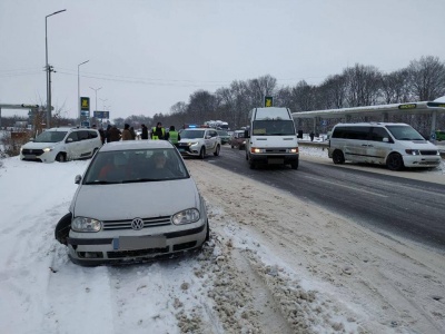 На Буковині в потрійній ДТП постраждало авто поліції - фото