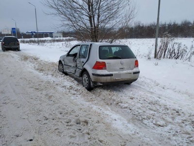 На Буковині в потрійній ДТП постраждало авто поліції - фото