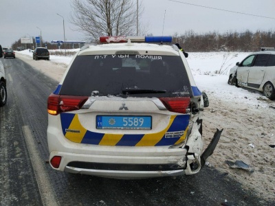 З’явилося відео потрійної ДТП з поліцейським авто на Буковині