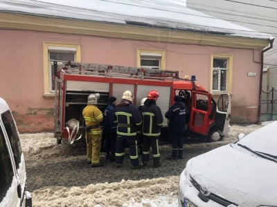 У центрі Чернівців шукали вибухівку: вулицю Шкільну тимчасово перекрили - фото