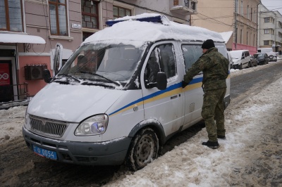 У центрі Чернівців шукали вибухівку: вулицю Шкільну тимчасово перекрили - фото