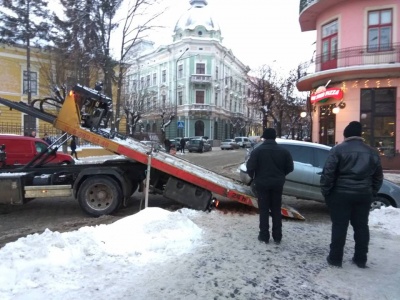 У центрі Чернівців через неправильно припаркований легковик утворився значний затор - фото